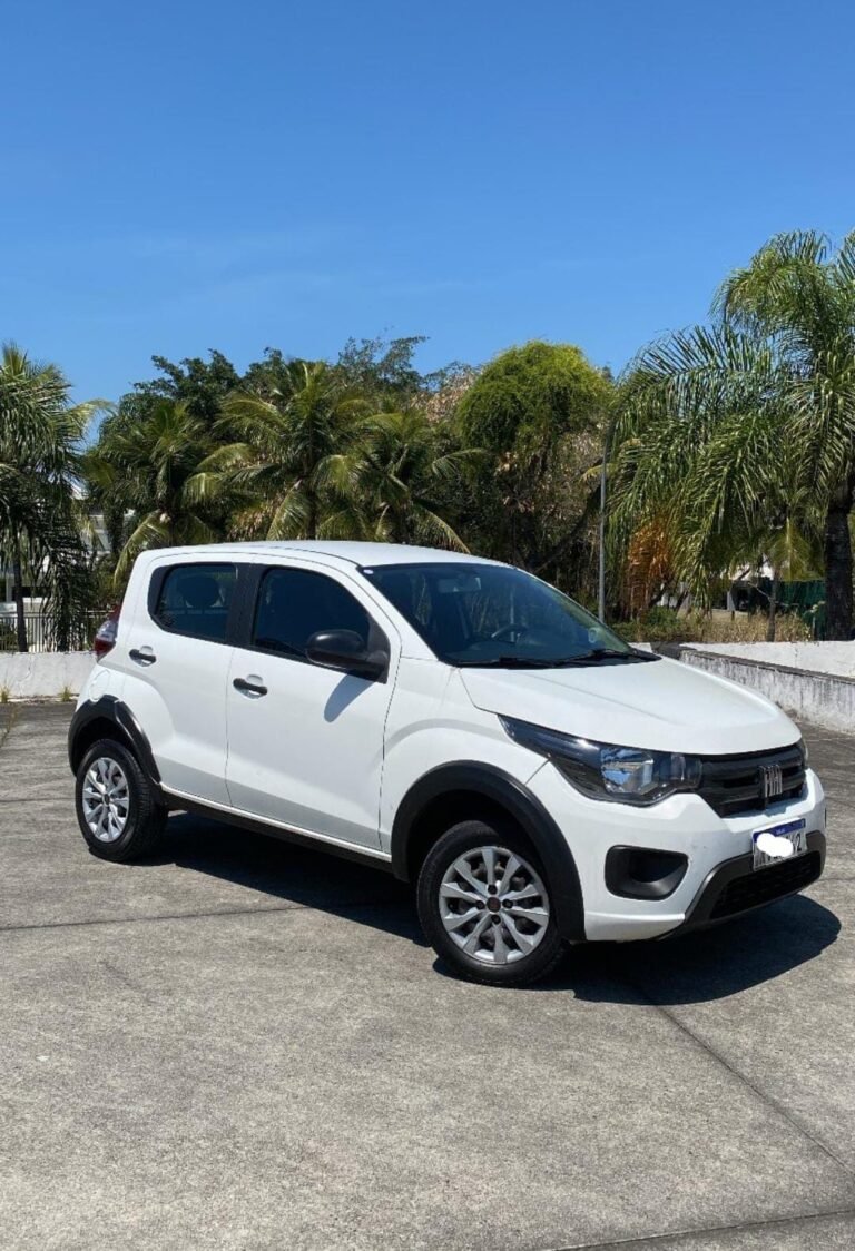 Fiat Mobi branco da frota da Rezende