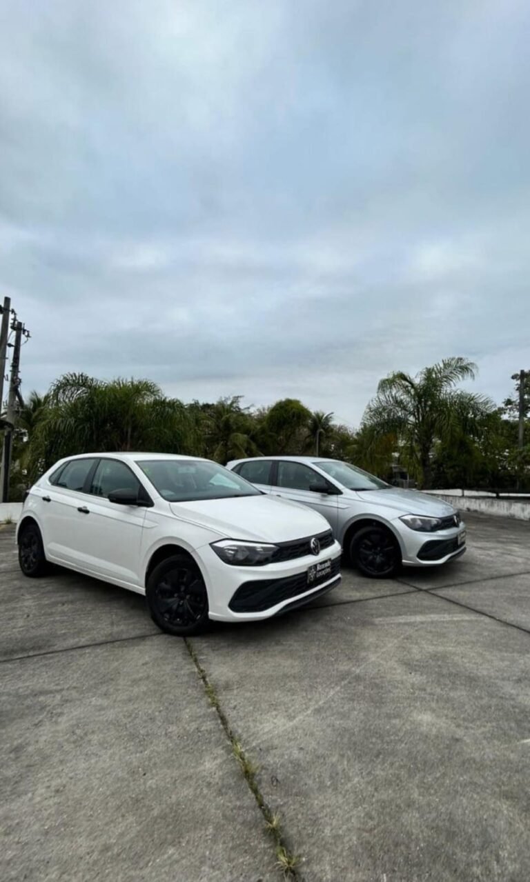 Dois carros da frota da Rezende, um branco e um prata