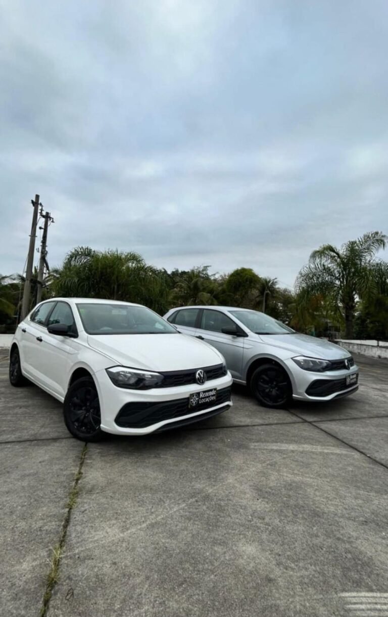 Dois VW Polo brancos da frota da Rezende, estacionados lado a lado