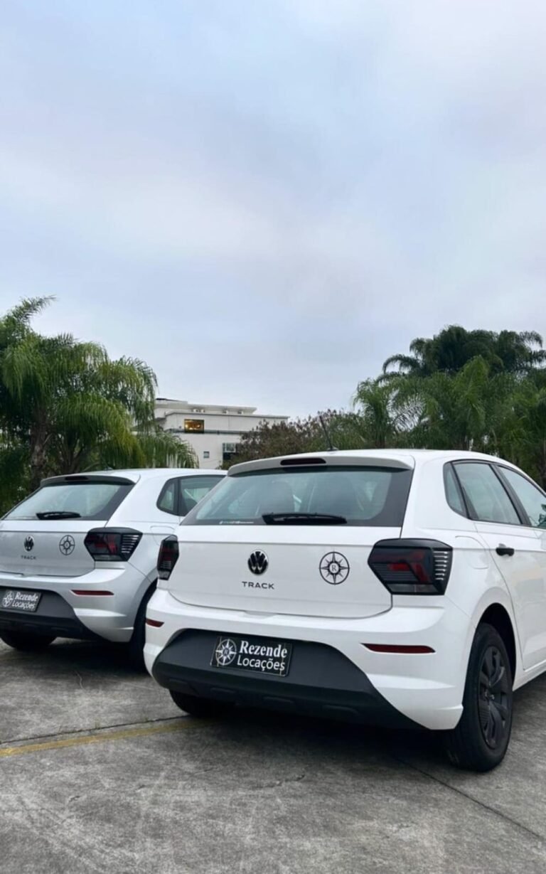 Traseira de um VW Polo Track branco com o adesivo da Rezende Locações