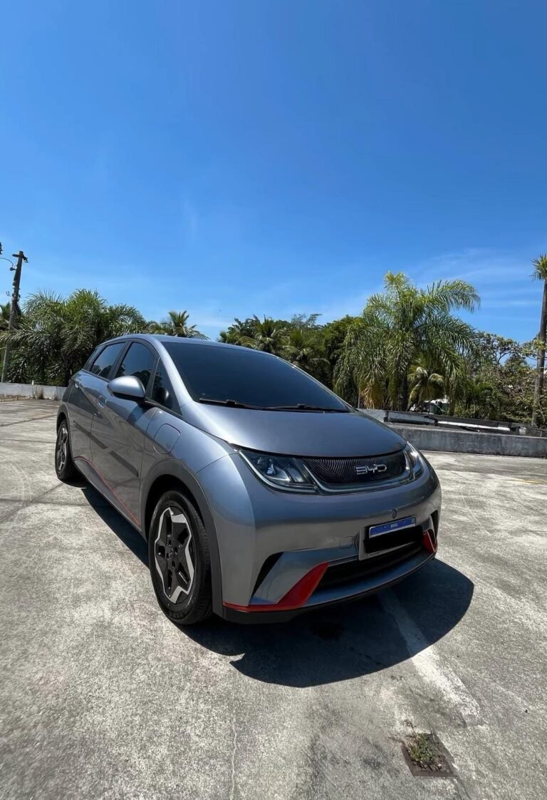 Carro elétrico BYD prata da frota da Rezende, visto de lado
