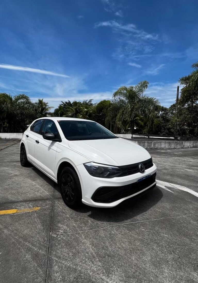 VW Polo branco da frota da Rezende, visto de frente