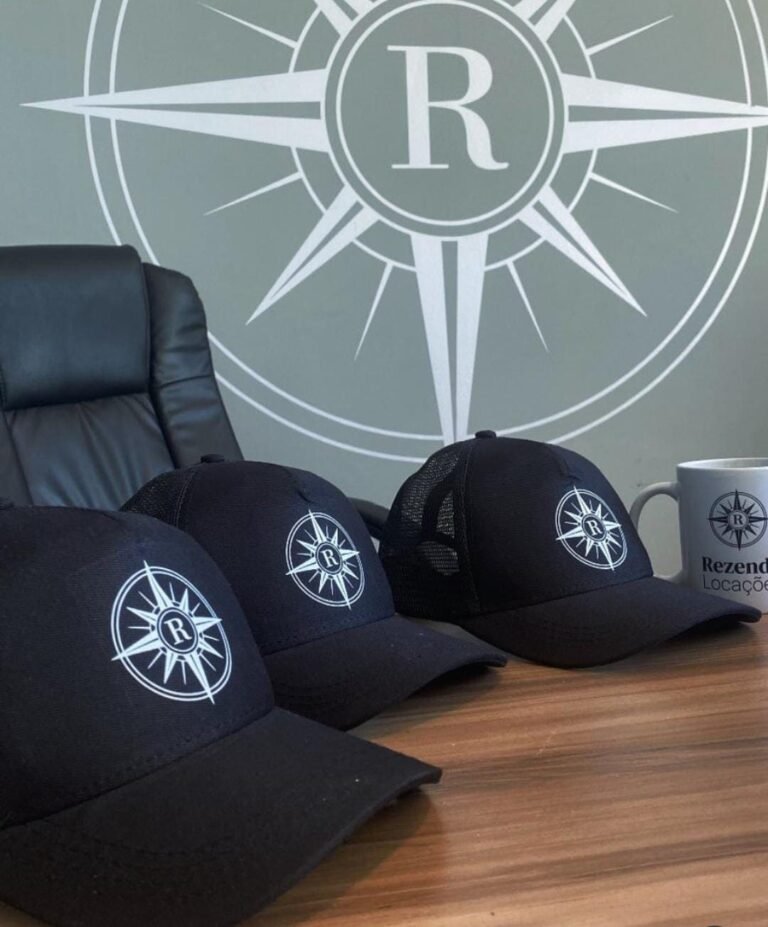 Bonés e caneca com a marca Rezende Locações
