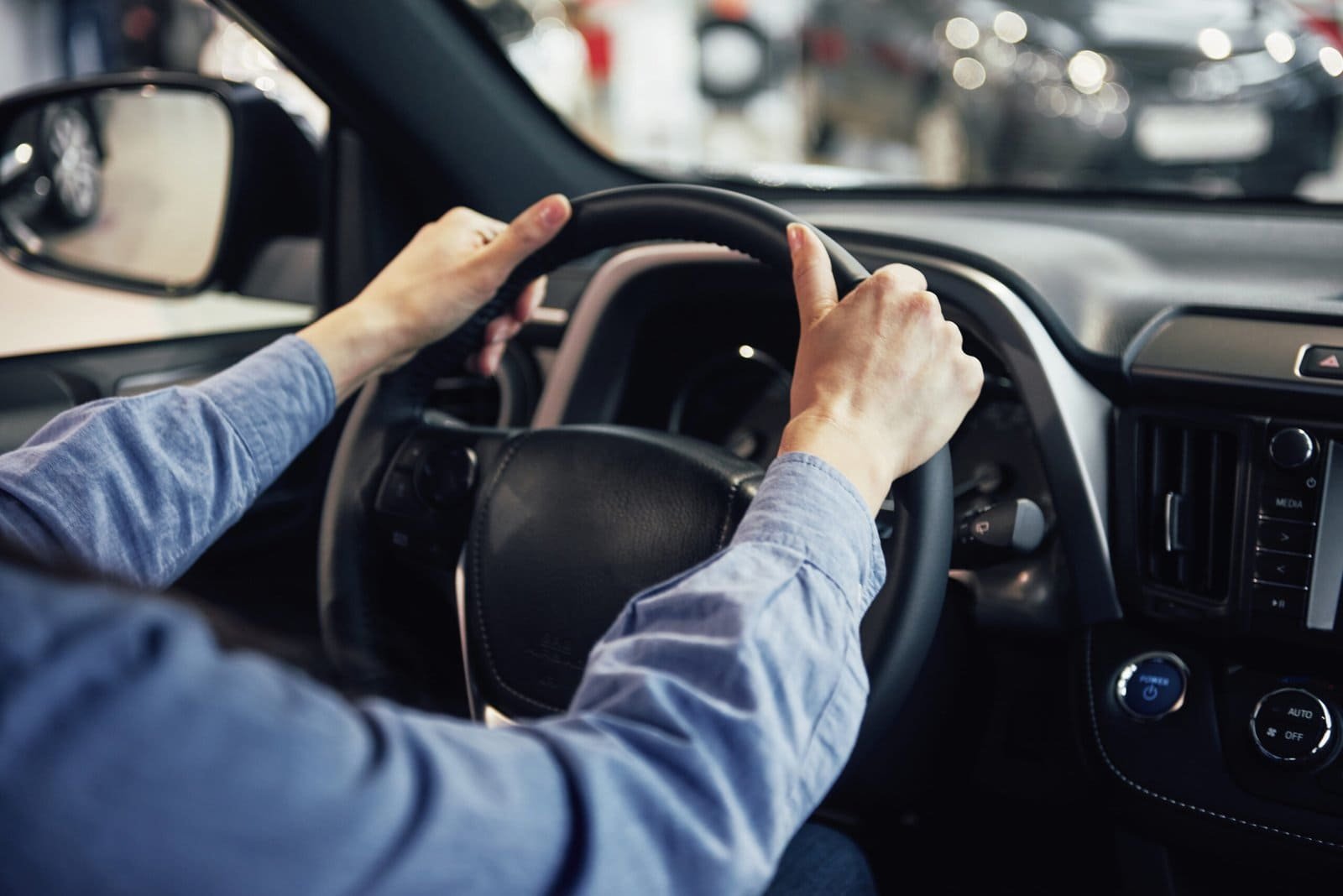 Mãos de um motorista ao volante