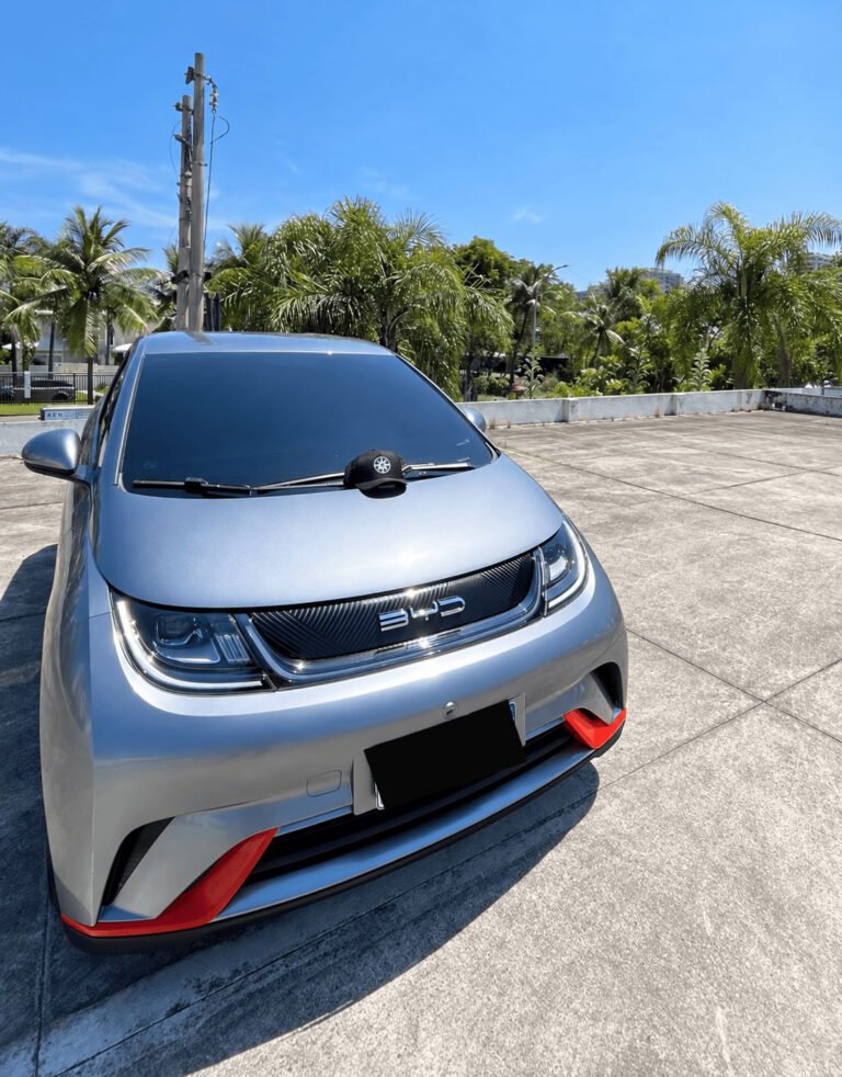 Carro elétrico BYD prata da frota da Rezende, visto de frente